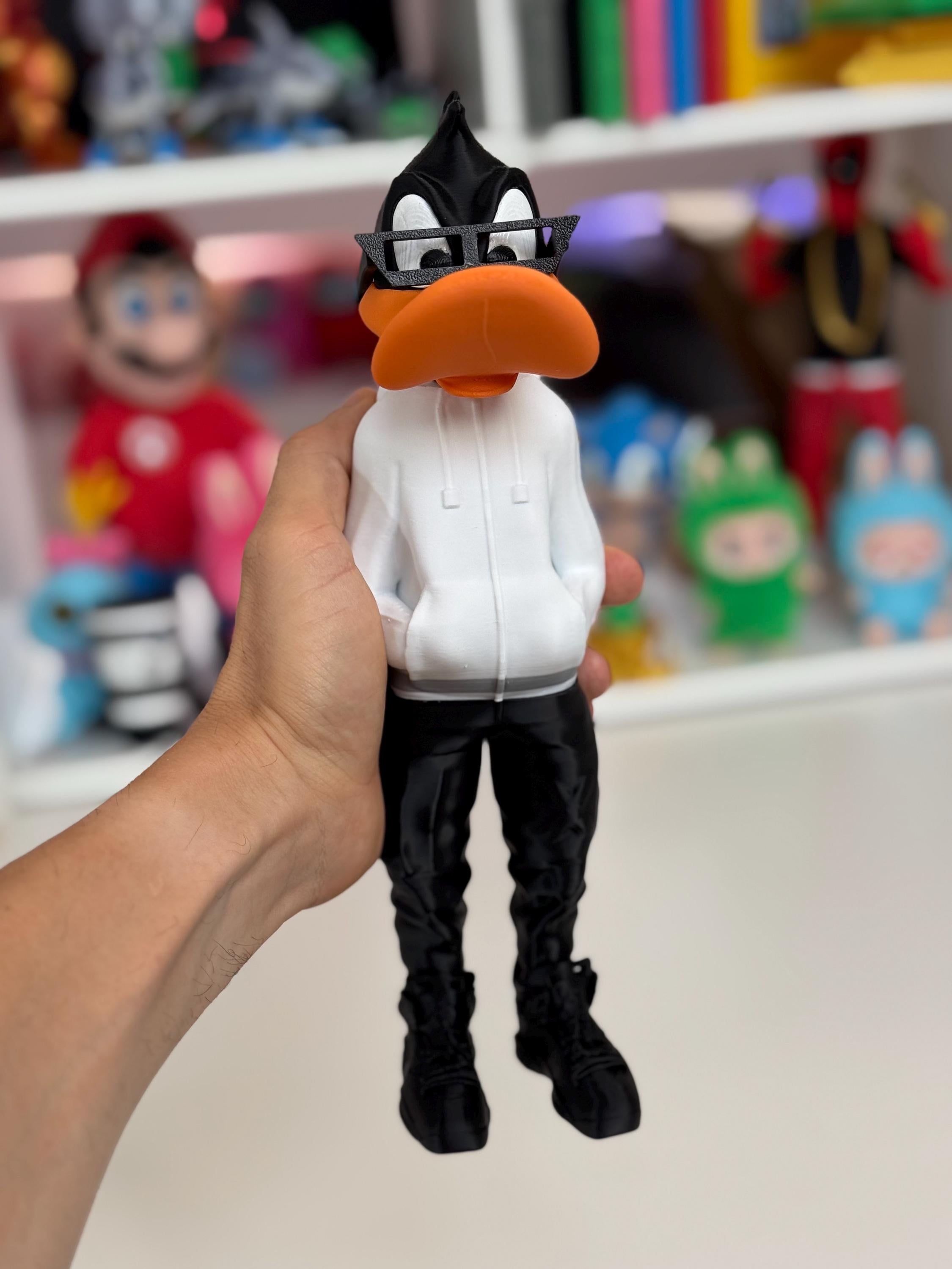 Figura Pato Lucas decoración versión urbana 19cm. El Pato Lucas más moderno zapatillas Nike y gafas, Figure Urban Daffy Duck Looney Tunes