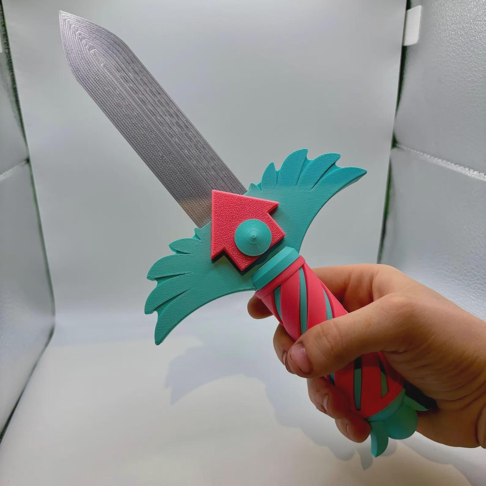 Daga cuchillo Juego del Calamar y llaves de cerradura juego escondite, accesorio disfraz. Squid Game knife dagger keys costume accessory.