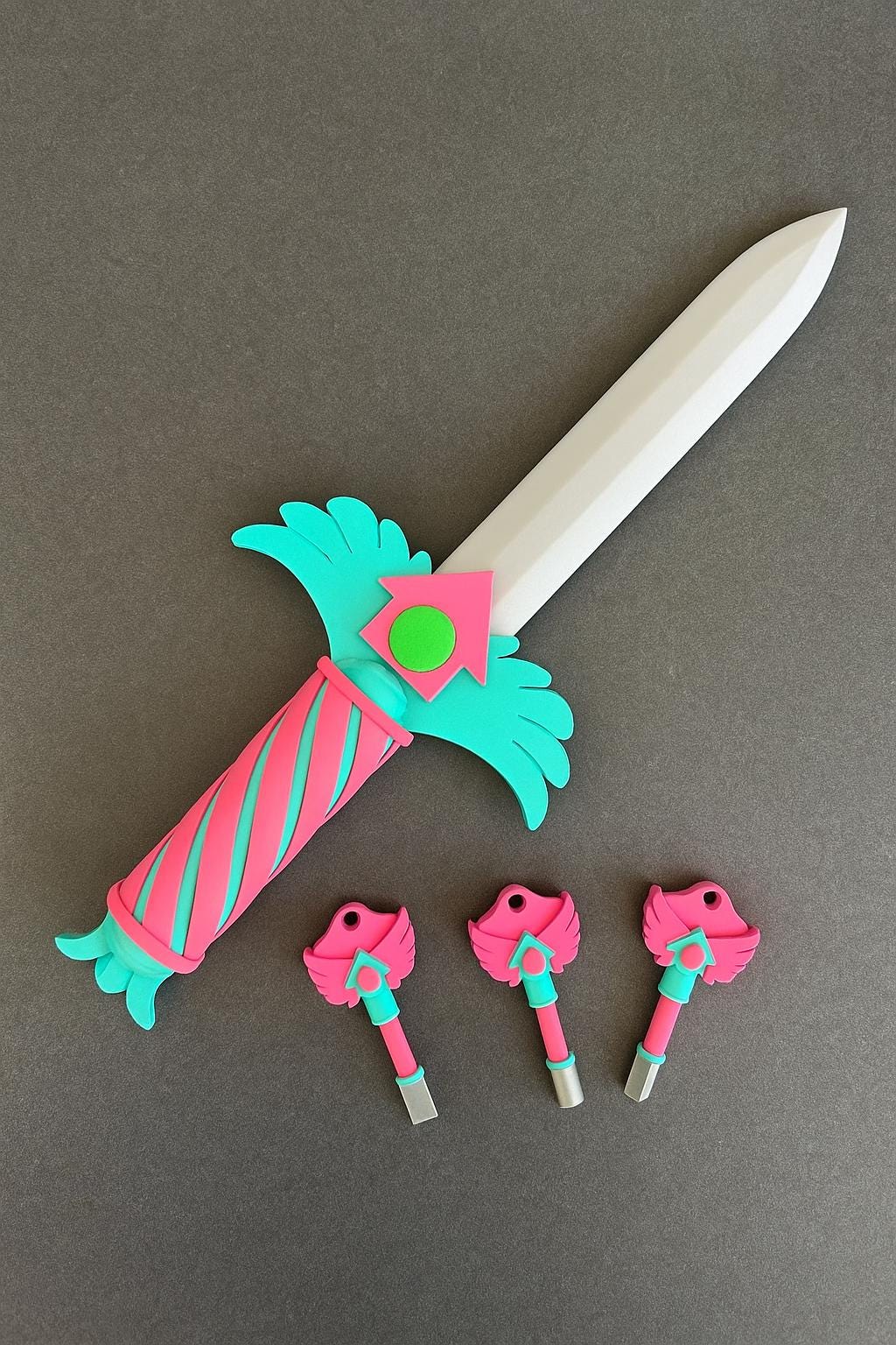 Daga cuchillo Juego del Calamar y llaves de cerradura juego escondite, accesorio disfraz. Squid Game knife dagger keys costume accessory.