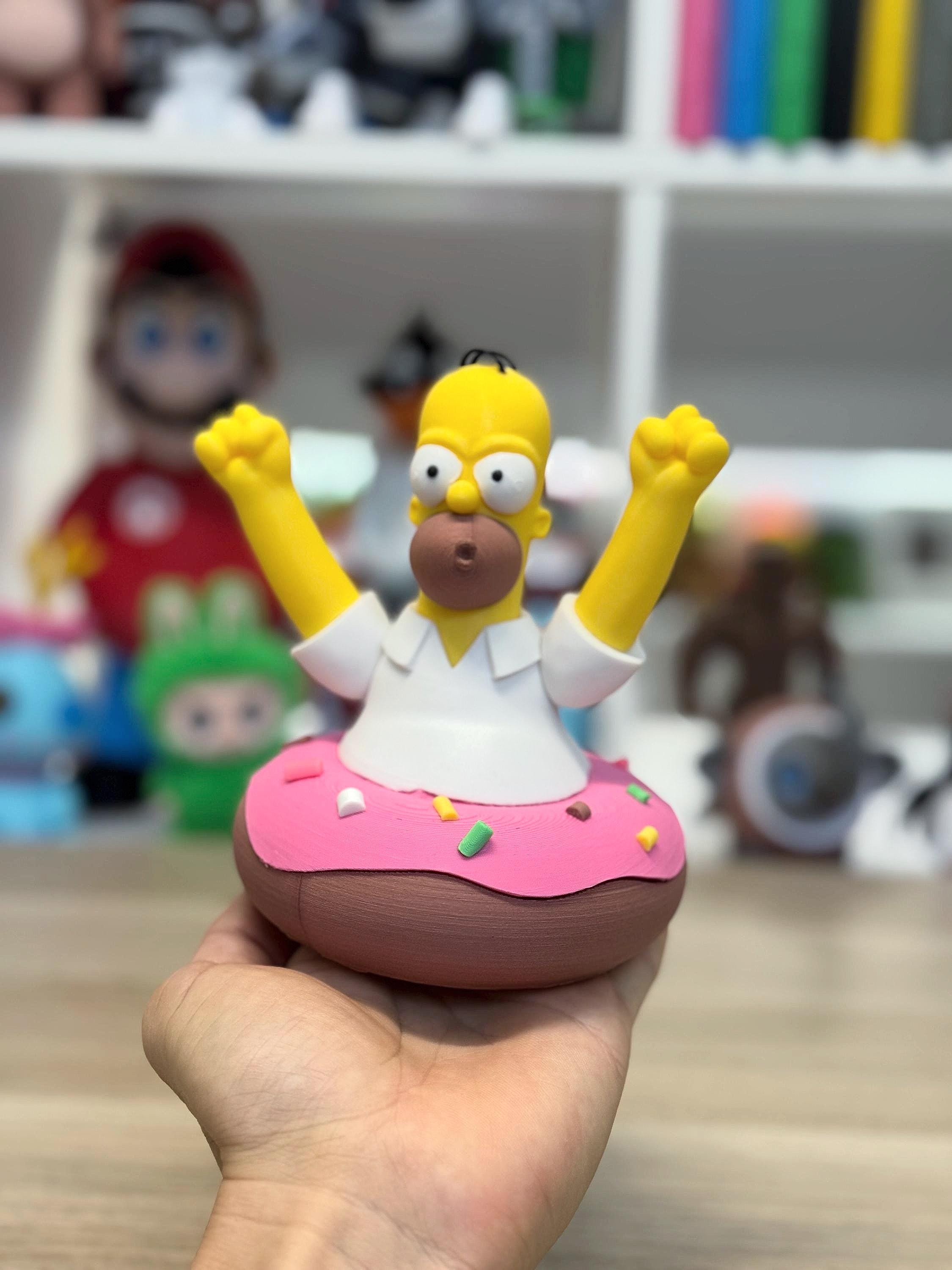 Figura Homer Simpson subido en Donut, Fanart coleccionable 14cm.