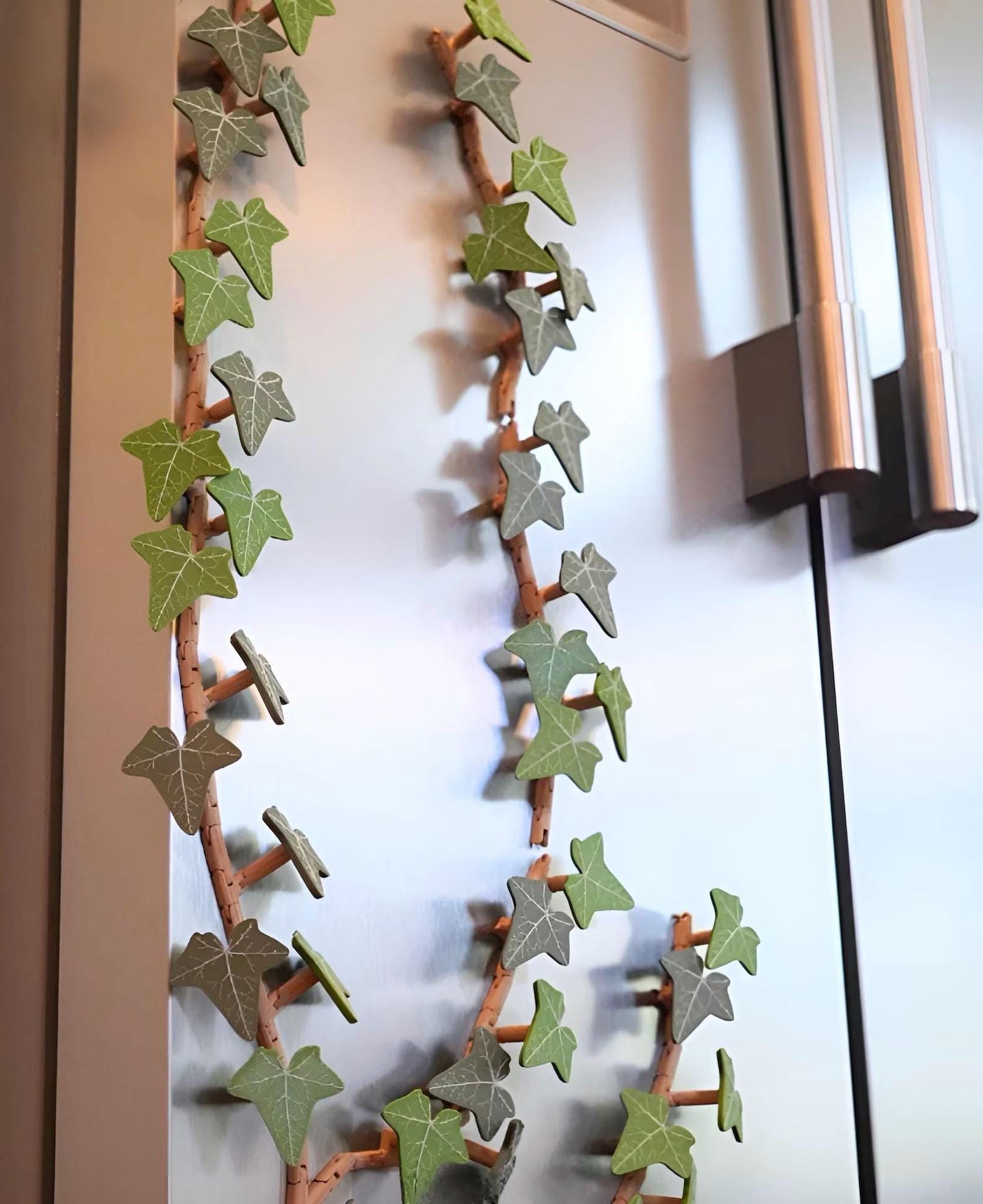 Imán nevera simulando planta hiedra, sus hojas extraibles están imantadas para frigoríficos y metal. Planta decorativa articulada
