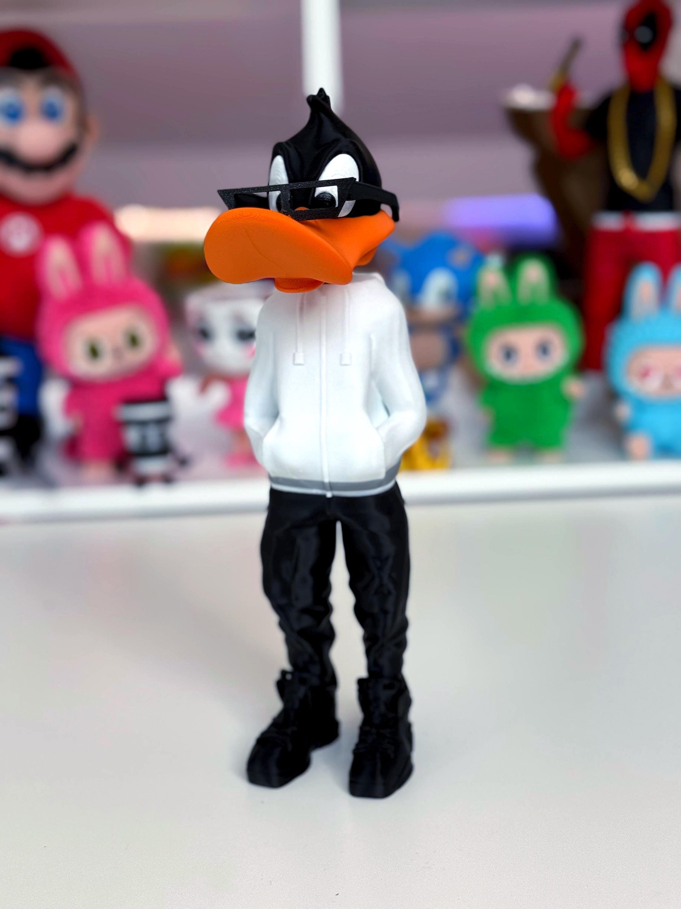 Figura Pato Lucas decoración versión urbana 19cm. El Pato Lucas más moderno zapatillas Nike y gafas, Figure Urban Daffy Duck Looney Tunes