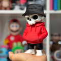 Figura calavera urbana con sudadera y gorro de pescador – Decoración gótica moderna – figura esqueleto streetwear coleccionable