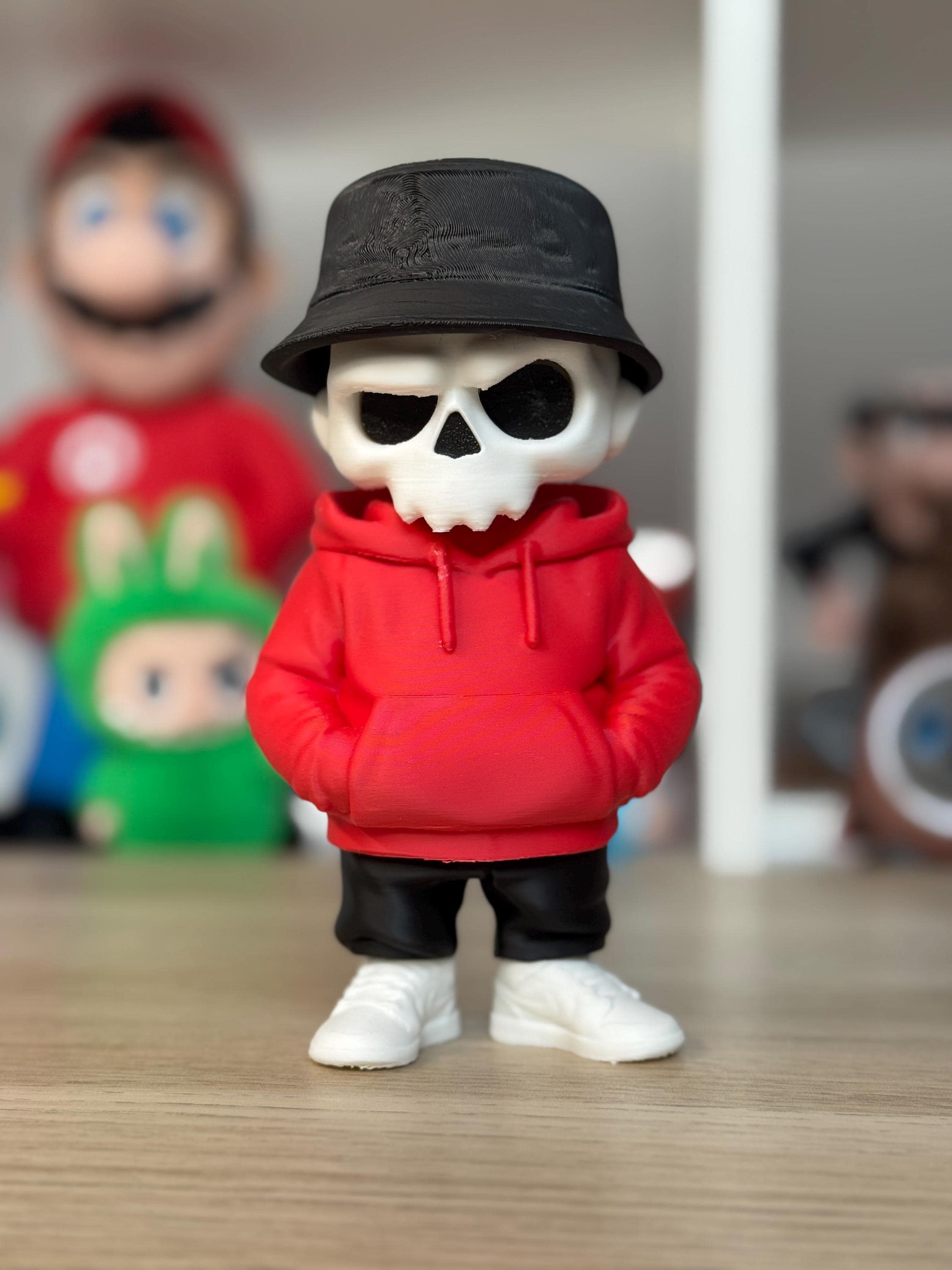 Figura calavera urbana con sudadera y gorro de pescador – Decoración gótica moderna – figura esqueleto streetwear coleccionable